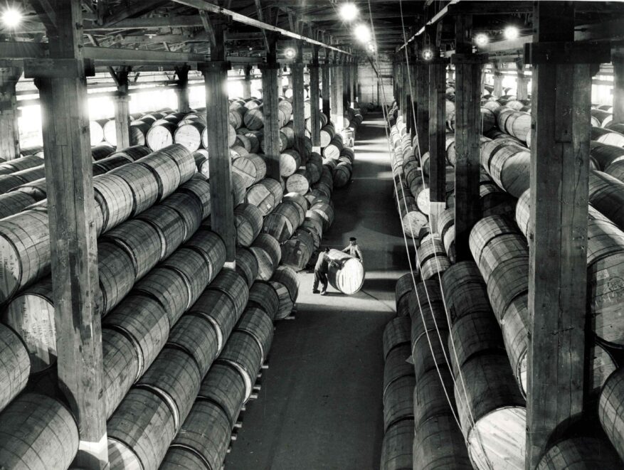Virginia-Tabake werden in Fässern transportiert, sogenannten Hogsheads. Jedes Fass wiegt etwa 500 kg. Hamburg 1952, Foto Hans Cordes