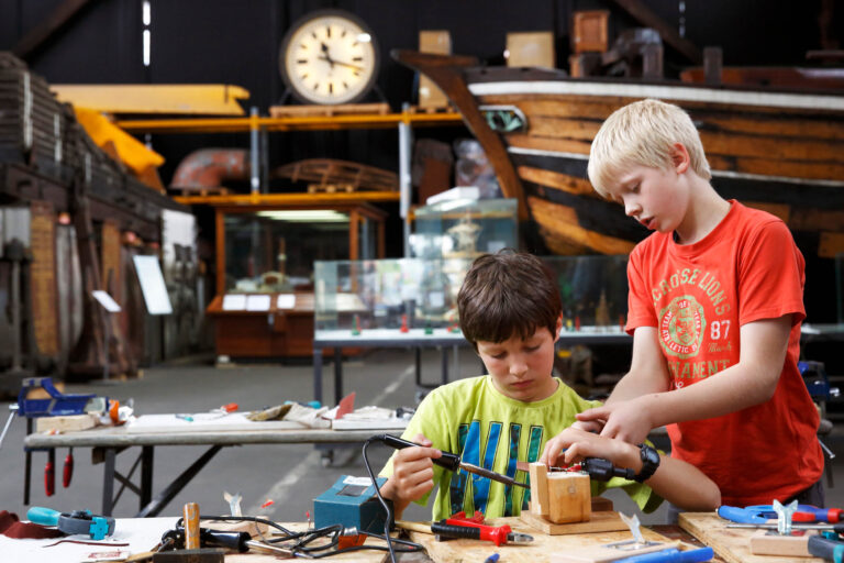 Kinder und Jugendliche werken im Deutschen Hafenmuseum